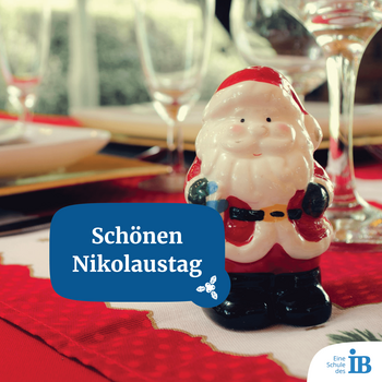 Ein kleiner Nikolaus steht auf einem festlich gedeckten Tisch mit der Aufschrift "Schönen Nikolaustag" daneben.