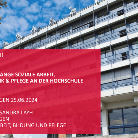 Eine moderne Hochschulgebäudefassade mit Werbetexten für Studiengänge der Hochschule Esslingen vor blauem Himmel.