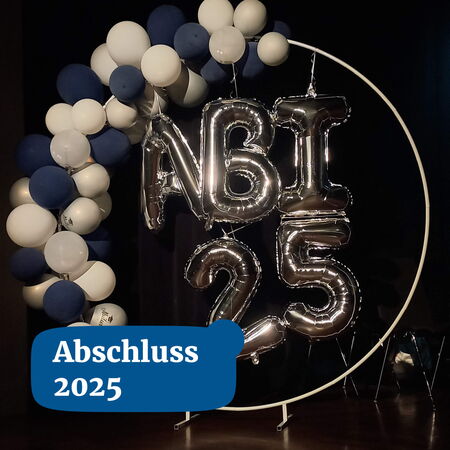 Silberne "ABI 25"-Luftballons sind von einem Bogen aus blauen und weißen Ballons umgeben, mit dem Text "Abschluss 2025".