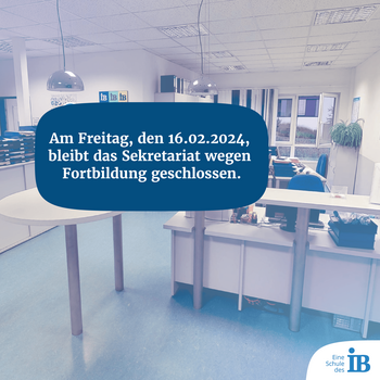 Ein Büro mit Schreibtischen und Stühlen zeigt eine Mitteilung über die Schließung am 16.02.2024 wegen Fortbildung.