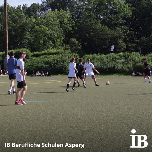 Schüler spielen Fußball auf einem Sportplatz bei einem Turnier der Beruflichen Schulen Asperg.