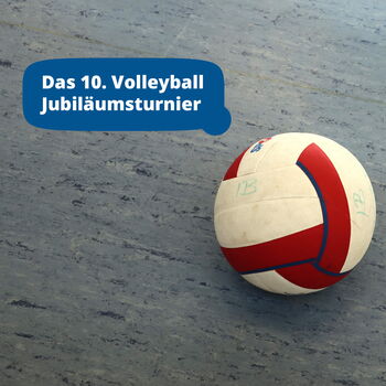 Ein Volleyball liegt auf dem Boden neben einem Banner, das das 10. Volleyball Jubiläumsturnier ankündigt.