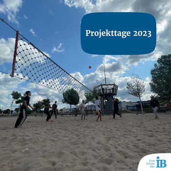 Projekttage 2023 - junge Männer beim Volleyballspielen auf einem Beachvolleyballfeld