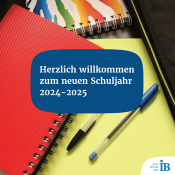Bunte Notizbücher und Stifte liegen neben einer Begrüßungsnachricht für das Schuljahr 2024-2025.