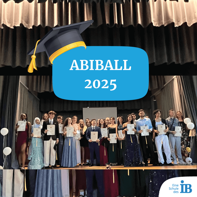 Eine Gruppe von Schülern steht auf der Bühne und hält ihre Abiturzeugnisse beim Abiball 2025 stolz in der Hand.