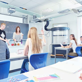 Zwei junge Männer in einem Arbeitsraum