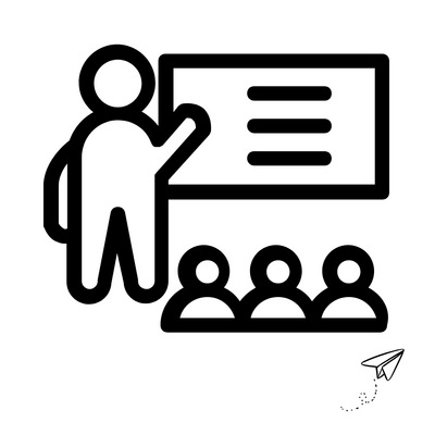 Eine stilisierte Figur präsentiert vor drei Personen eine Tafel, während ein Papierflieger im unteren Bereich fliegt.