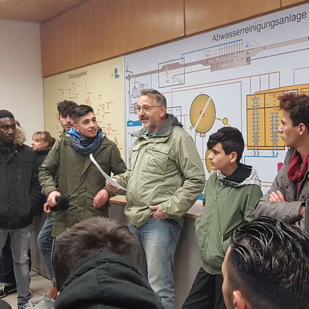 Schüler:innen bei einem Ausflug zur Abwasserreinigungsanlage Ehingen