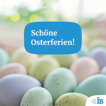 Bunte Ostereier liegen im Vordergrund mit dem Text "Schöne Osterferien!" in einer blauen Sprechblase darüber.