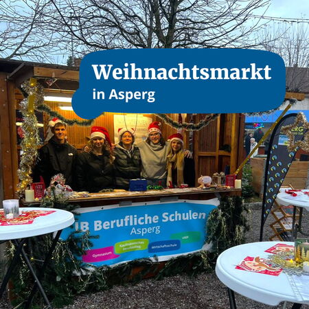 Personen mit Weihnachtsmützen stehen fröhlich an einem festlich geschmückten Stand auf dem Weihnachtsmarkt in Asperg.