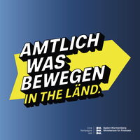 Ein gelber Pfeil mit dem Slogan "Amtlich was bewegen in the Länd" auf blauem Hintergrund symbolisiert Bewegung.