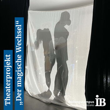 Zwei Personen stehen hinter einem beleuchteten Vorhang und führen ein Theaterprojekt mit dem Titel "Der magische Wechsel" auf.