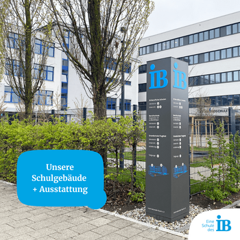Ein moderner Schulgebäudekomplex mit einem Informationsschild über die Ausstattung steht umgeben von begrünten Anlagen.