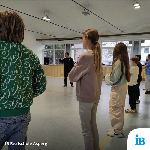 Schüler der Realschule Asperg nehmen an einem Selbstbehauptungstraining in der Turnhalle teil.