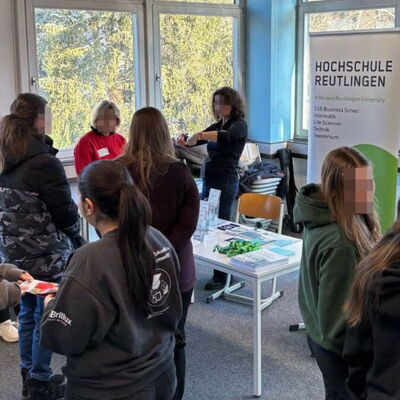 Besucher der Inhouse-Messe 2025 informieren sich am Stand der Hochschule Reutlingen über Studienmöglichkeiten.