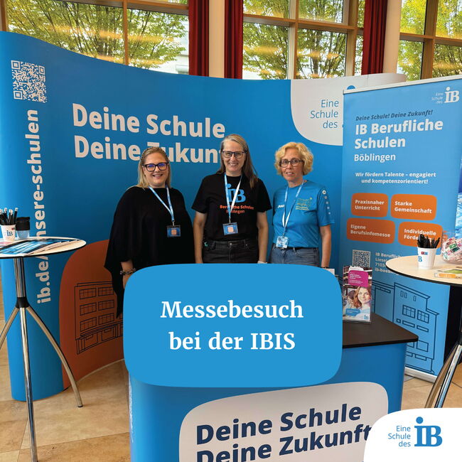 Drei Personen stehen vor einem IBIS-Stand auf einer Messe und präsentieren Bildungsmöglichkeiten.