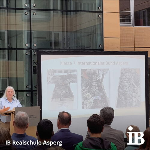 Ein Vortrag bei einem Wettbewerb der Klasse 7 der IB Realschule Asperg wird vor Publikum präsentiert.