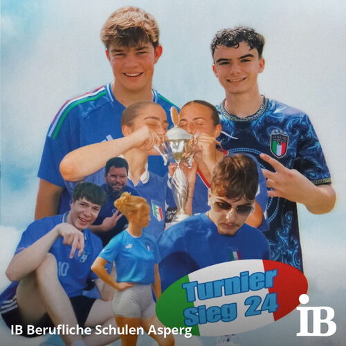 Junge Menschen in Fußballtrikots feiern ihren Turniersieg mit einem Pokal und lächeln fröhlich in die Kamera.