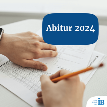 Eine Person füllt einen Multiple-Choice-Test mit einem Bleistift aus, während darüber "Abitur 2024" steht.