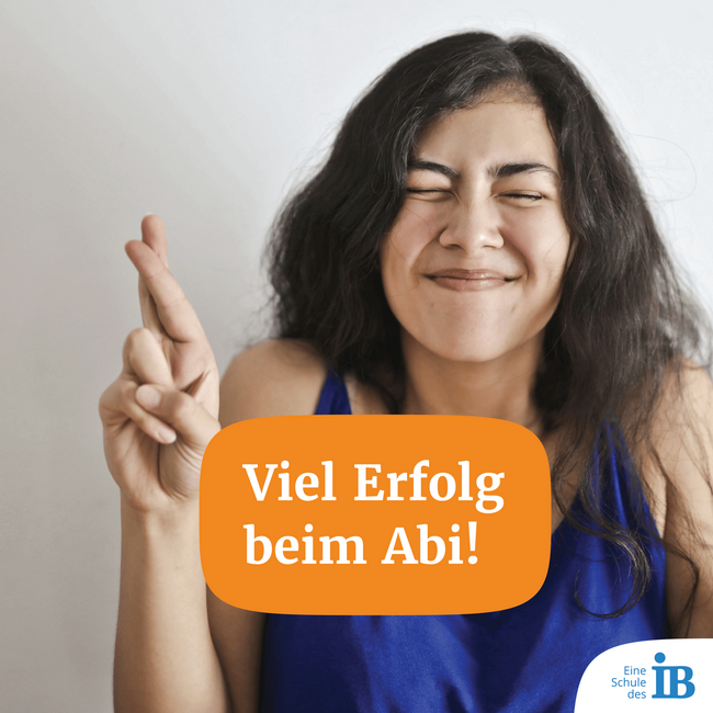 Eine junge Frau mit gekreuzten Fingern wünscht viel Erfolg beim Abitur, begleitet von einem ermutigenden Text.