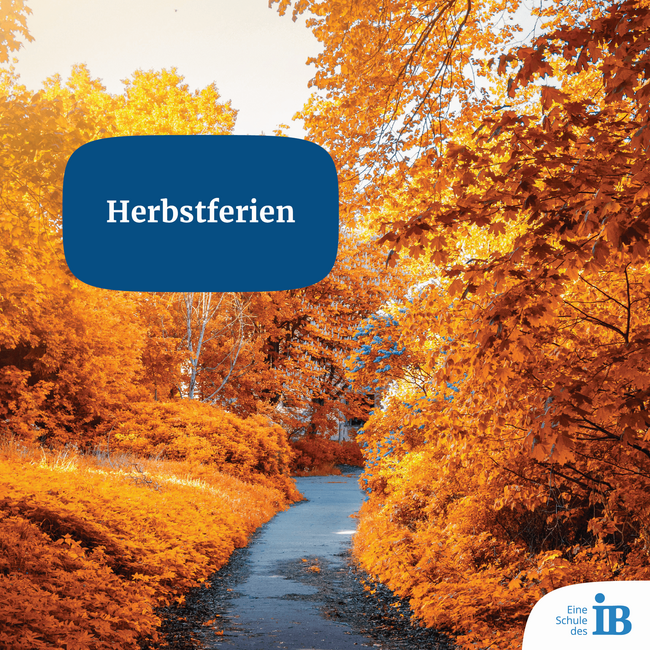 Ein Weg führt durch einen Wald mit leuchtend orangefarbenem Herbstlaub, begleitet von dem Schriftzug "Herbstferien".