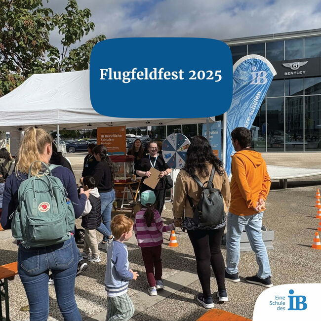Familien besuchen das Flugfeldfest 2025, während Kinder vor einem Zelt mit Infostand und Glücksrad spielen.