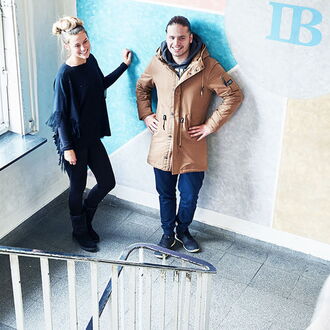 Drei Schüler:innnen im Treppenhaus der IB Schulen Eislingen