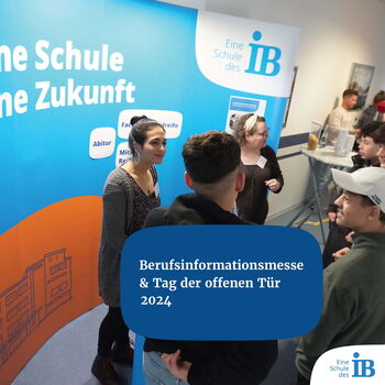 Menschen unterhalten sich auf einer Berufsmesse vor einem Infostand der Schule des IB mit dem Motto "Eine Schule der Zukunft".