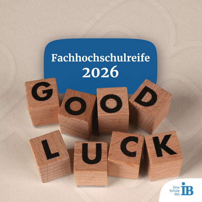 Holzbuchstaben bilden die Worte "GOOD LUCK" und beziehen sich auf die Fachhochschulreife 2026.