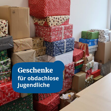 Ein Stapel bunt verpackter Geschenke steht bereit für obdachlose Jugendliche im Johannes-Falk-Haus.