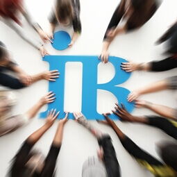 Verschiedene Menschen legen ihre Hände auf ein großes, blaues "iB"-Symbol, das im Zentrum des Bildes steht.