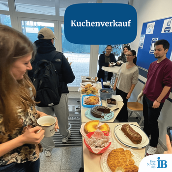 Bei einem Kuchenverkauf in der Schule stehen Schüler hinter einem Tisch mit verschiedenen Kuchenangeboten.