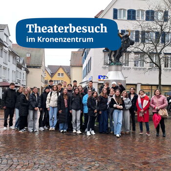 Eine Gruppe von Schülern posiert fröhlich für ein Foto nach dem Theaterbesuch im Kronenzentrum.