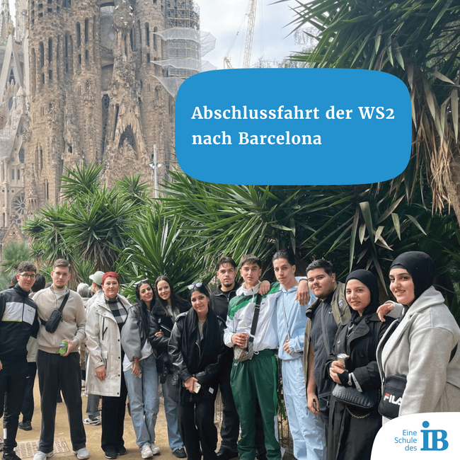Eine Gruppe von Schülern posiert vor der Sagrada Familia in Barcelona während ihrer Abschlussfahrt.