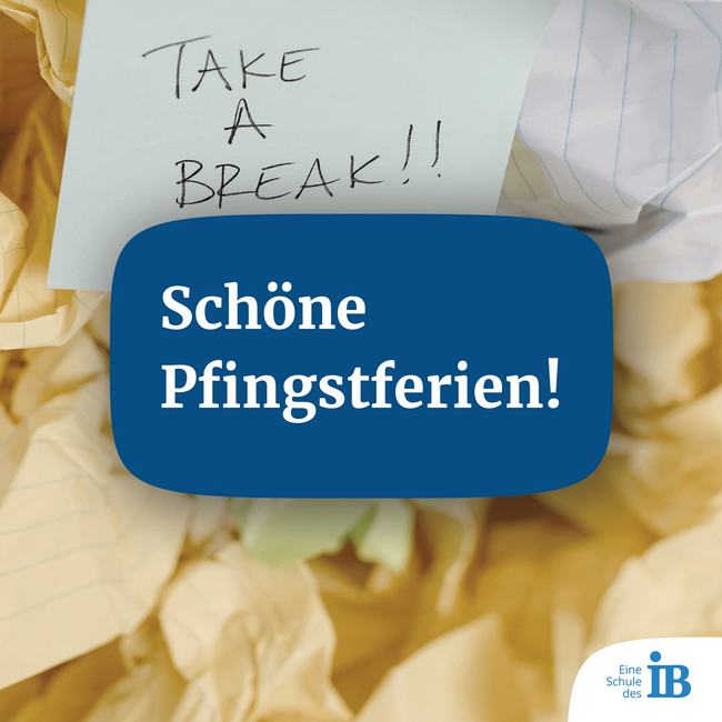 Ein blauer Hinweis mit "Schöne Pfingstferien!" liegt auf zerknittertem Papier, darüber steht "Take a break!".