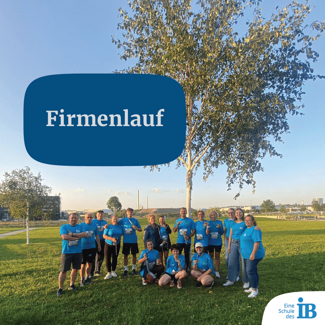 Eine Gruppe von Menschen in blauen T-Shirts posiert fröhlich nach einem Firmenlauf im Freien.