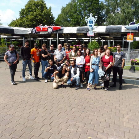 Gruppenbild Ausflug 2019 vor einer Cartbahn