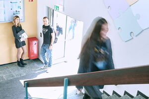 Zwei junge Männer in einem Arbeitsraum