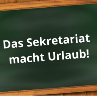 Auf einer Tafel steht die Ankündigung "Das Sekretariat macht Urlaub!" während der Sommerpause.