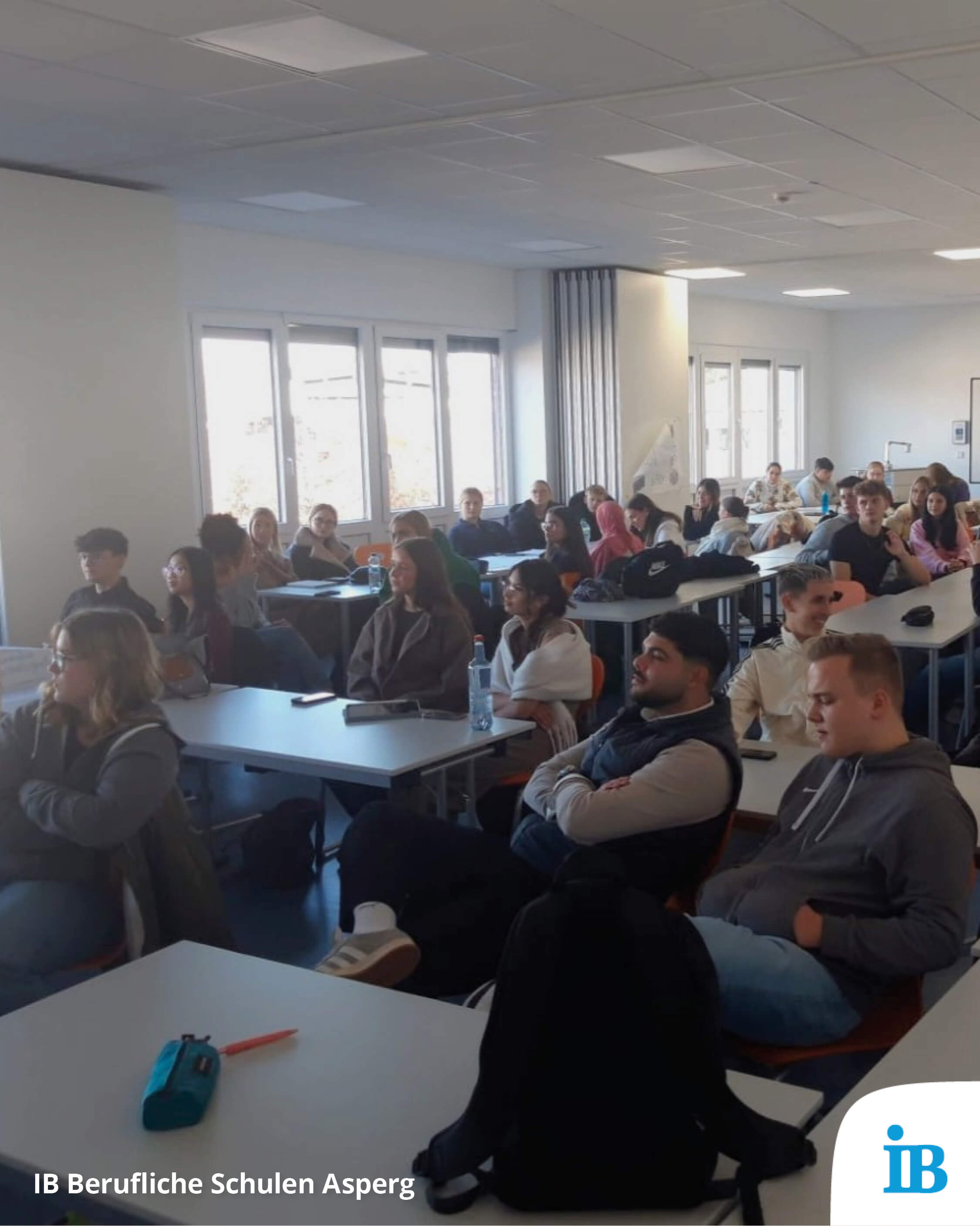 Schüler einer Berufsschule in Asperg nehmen aufmerksam an einer Präsentation in einem hellen Klassenraum teil.