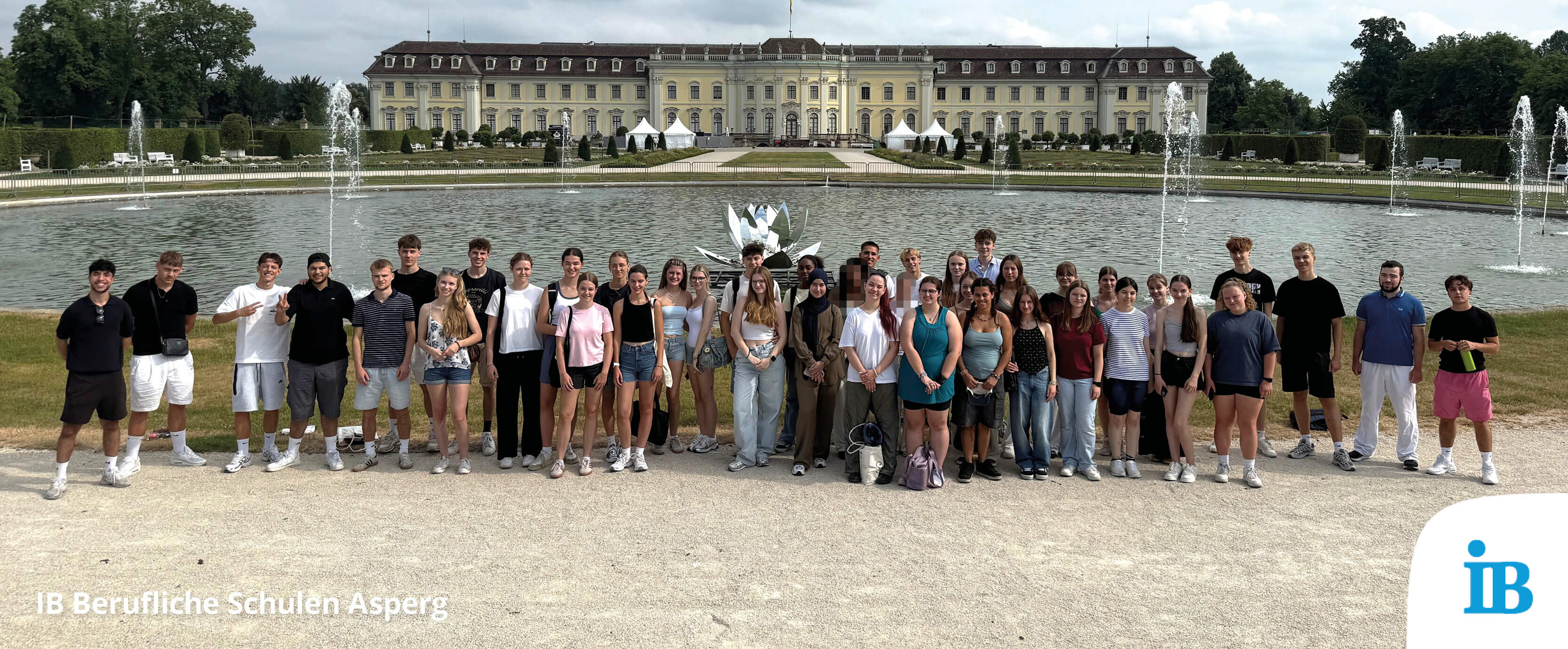 Gruppe von Schülern vor dem Schloss, umgeben von einem schönen Garten und Springbrunnen | © IB Berufliche Schulen Asperg.