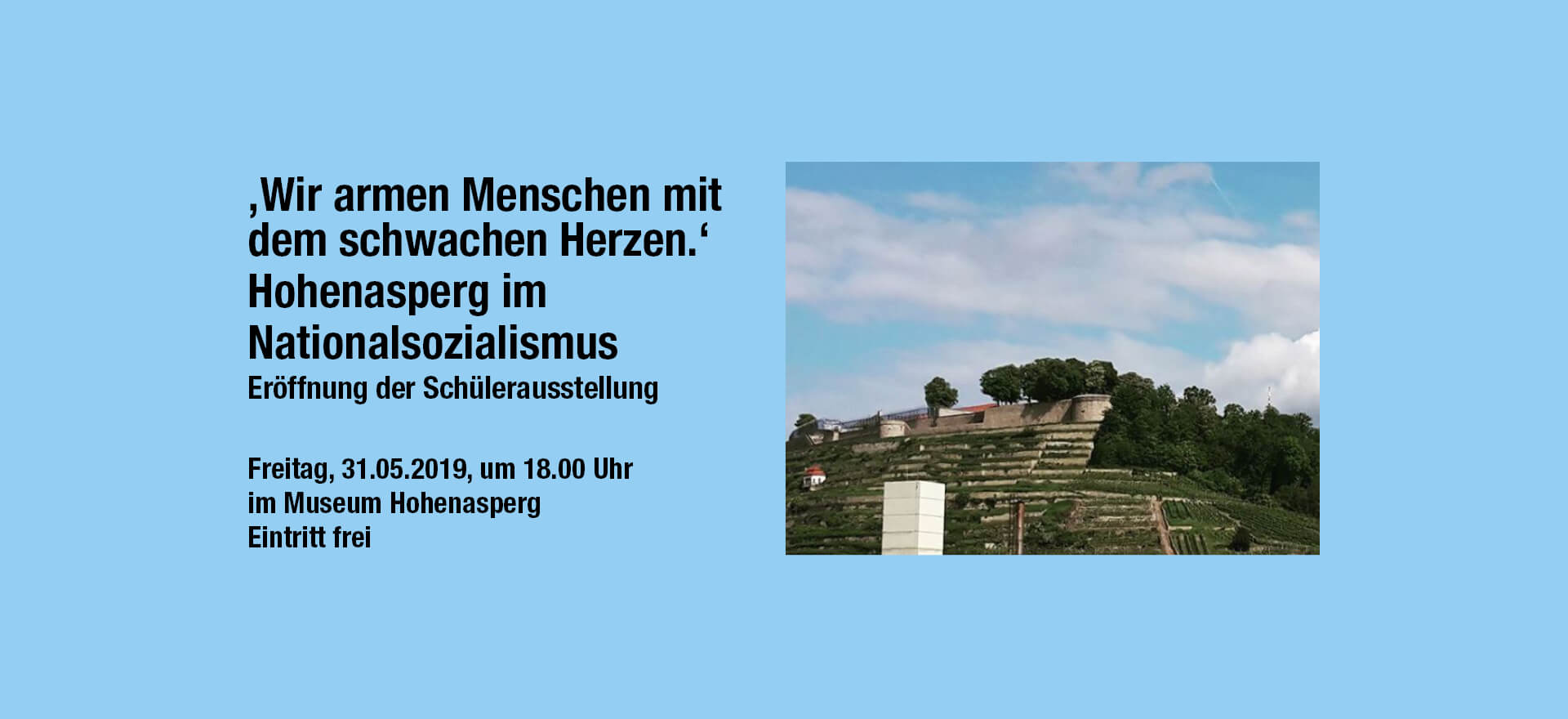 Ein blauer Banner informiert über eine Schülerausstellung zum Thema Hohenasperg im Nationalsozialismus im Museum Hohenasperg.