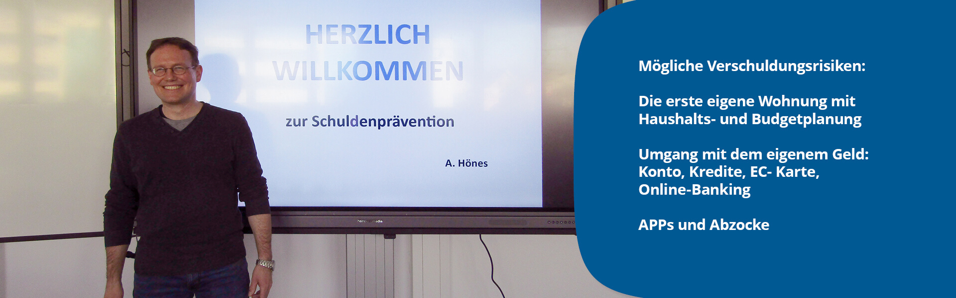 Ein lächelnder Mann steht neben einer Präsentation zur Schuldenprävention mit Tipps zu Budgetplanung und Online-Banking.