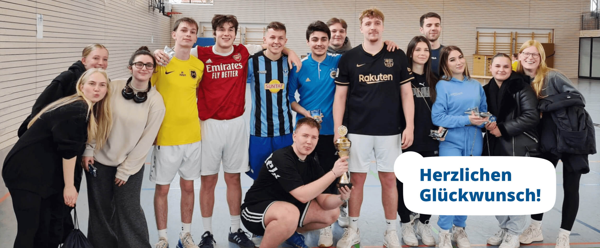 Gruppenbild der Gewinnermannschaft des Volleyballturiniers 2023 - Herzlichen Glückwunsch!
