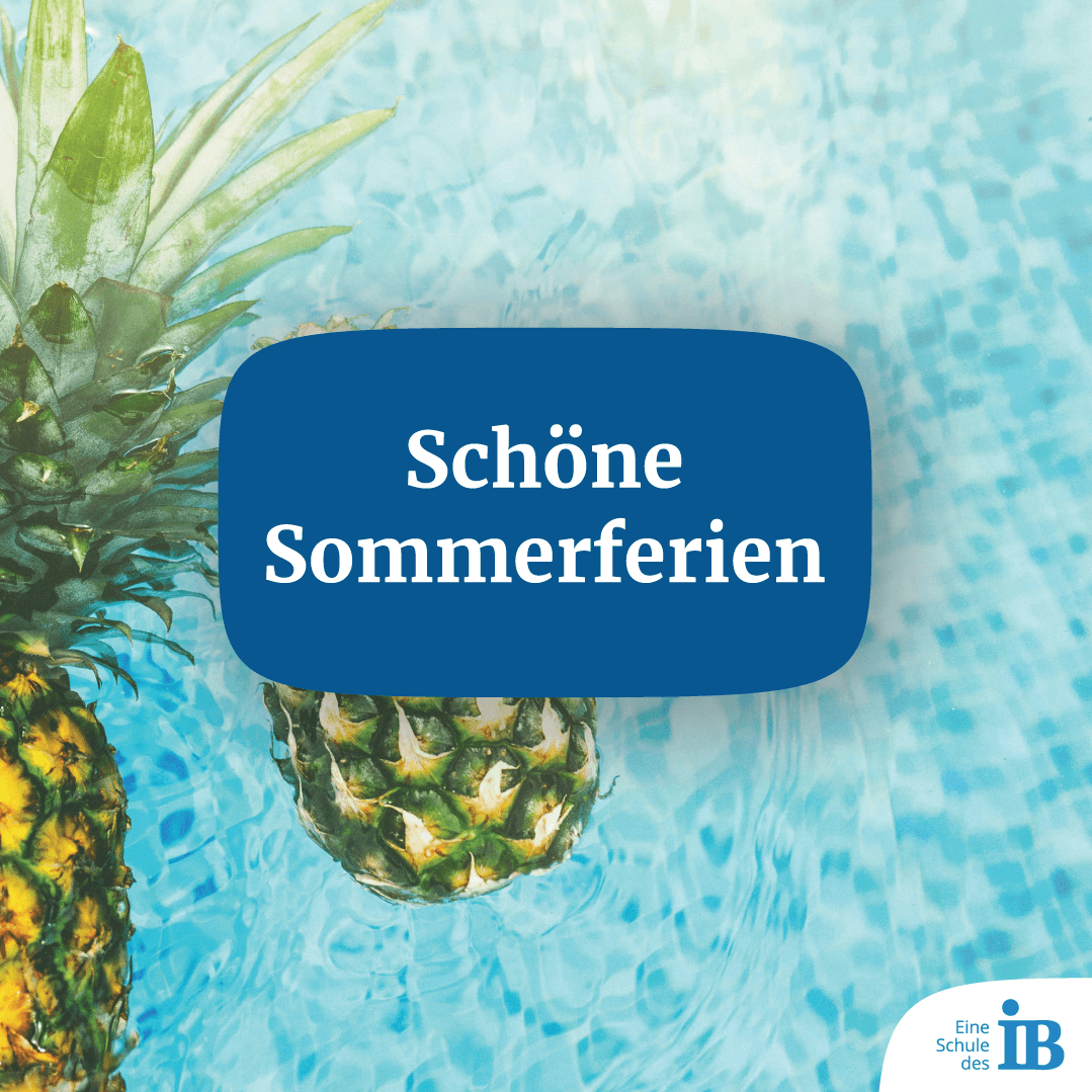 Zwei Ananas schwimmen im Pool, während der Schriftzug "Schöne Sommerferien" auf einem blauen Hintergrund erscheint.