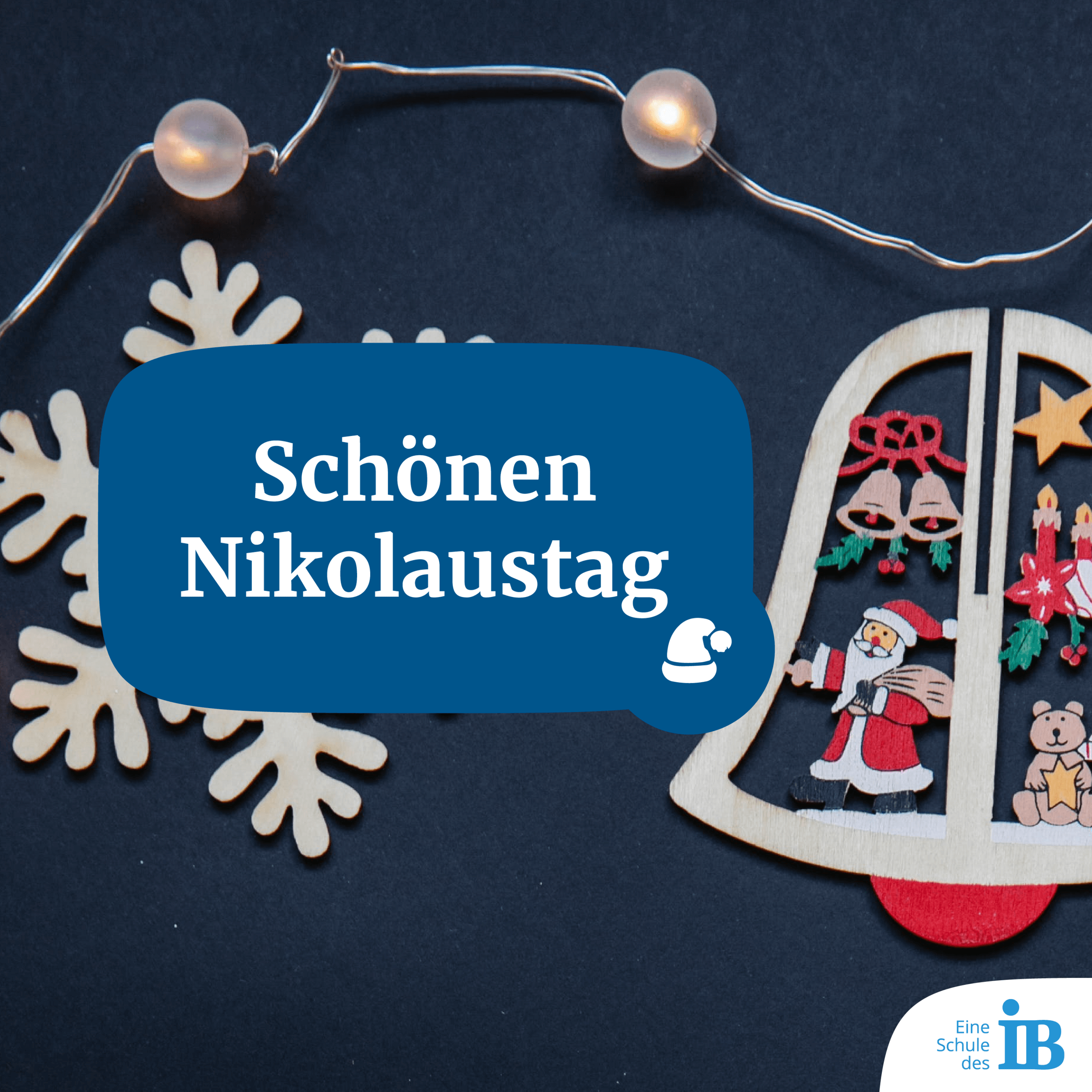 Weihnachtliche Dekoration mit Schneeflocke und Glocke, die einen Gruß zum Nikolaustag auf blauem Hintergrund zeigt.