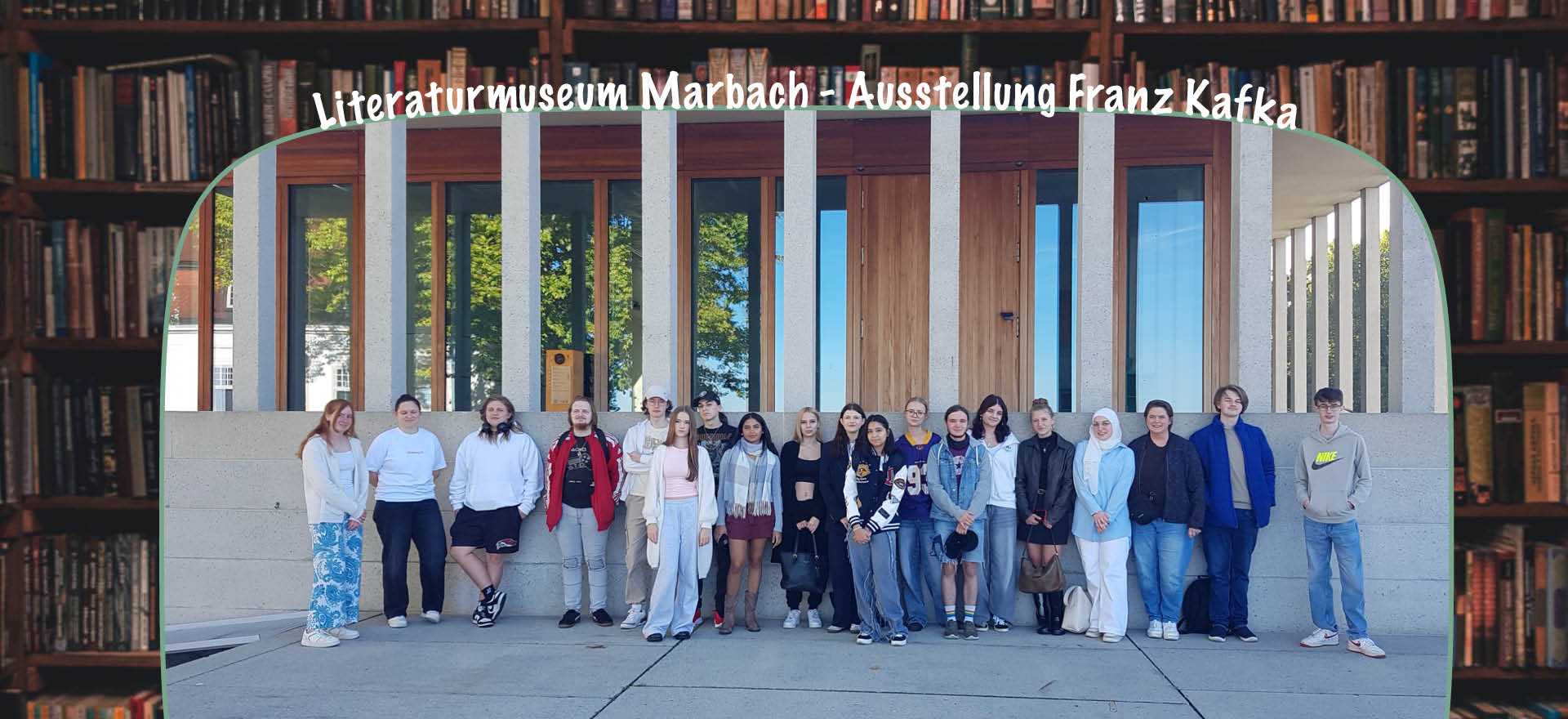 Eine Gruppe steht vor dem Literaturmuseum Marbach zur Ausstellung über Franz Kafka.