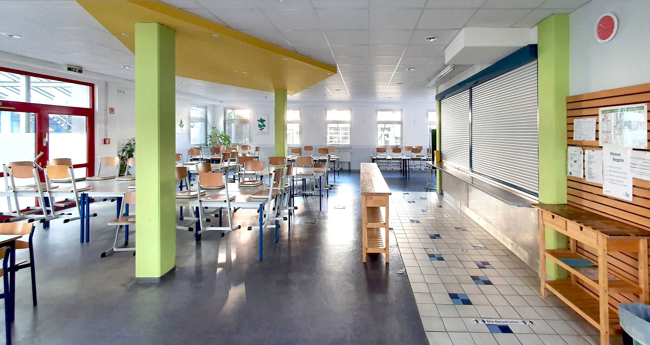Eine leere Cafeteria mit hochgestellten Stühlen zeigt eine klare Perspektive und modernes Design im Jahr 2021.