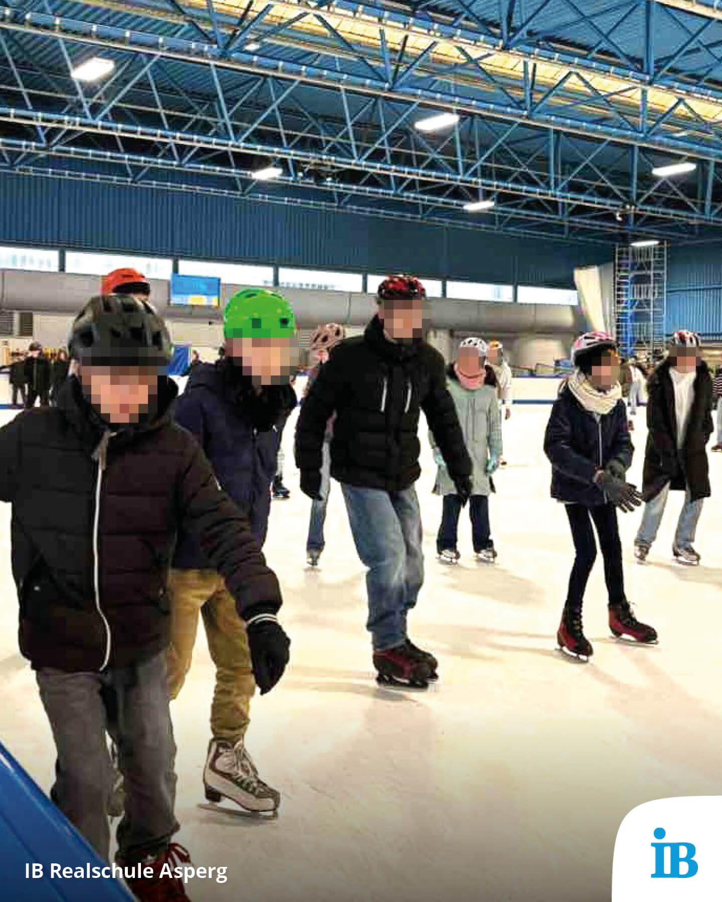 Menschen genießen einen Wintersporttag beim Schlittschuhlaufen in einer großen Eishalle unter einem blauen Dach.