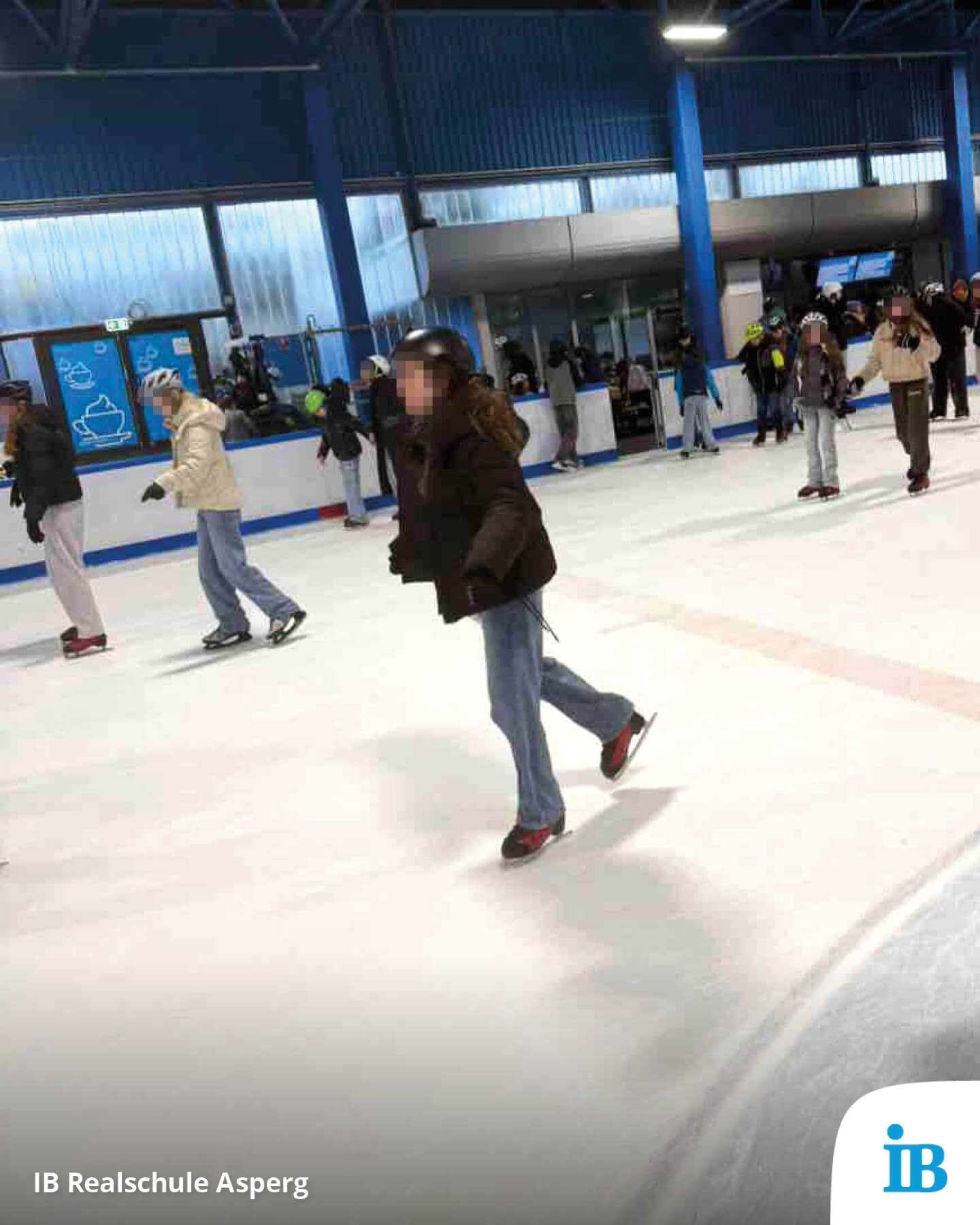 Schüler genießen einen Wintersporttag auf der Eisbahn, während sie beim Schlittschuhlaufen Spaß haben.